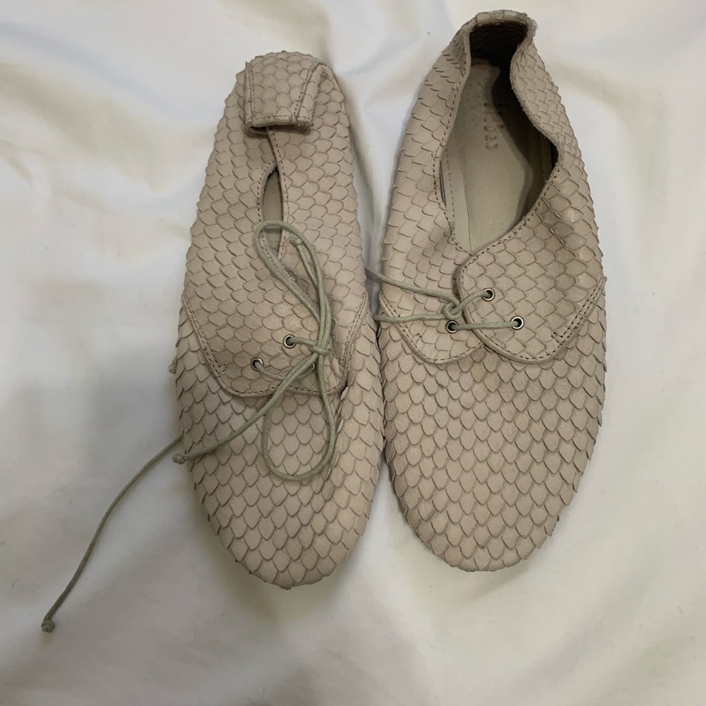 Hobes Boat Shoe in Latte - Size 6